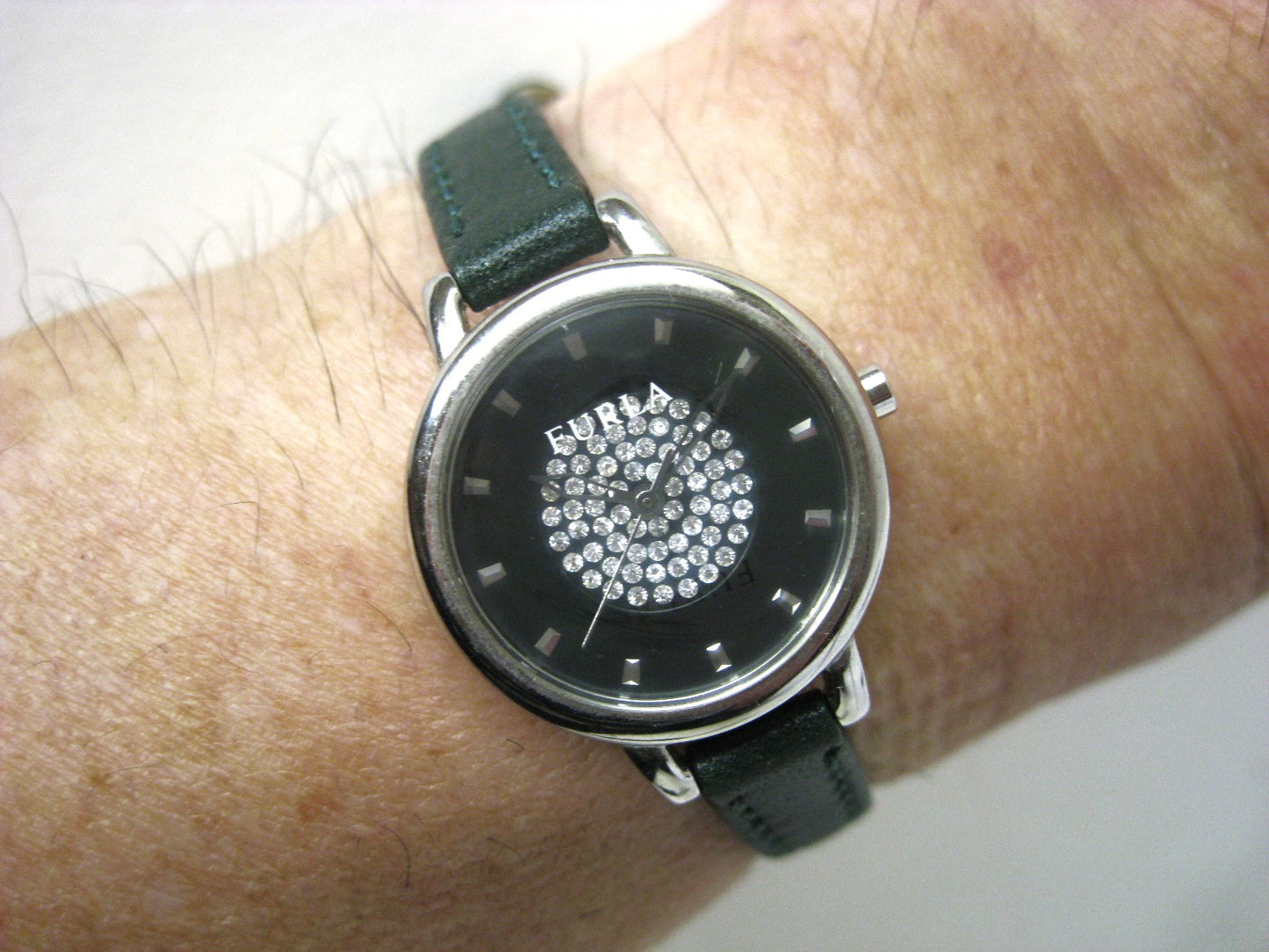 ほぼ未使用フルラFURLAスワロフスキー石入モスグリーン002822-01-87