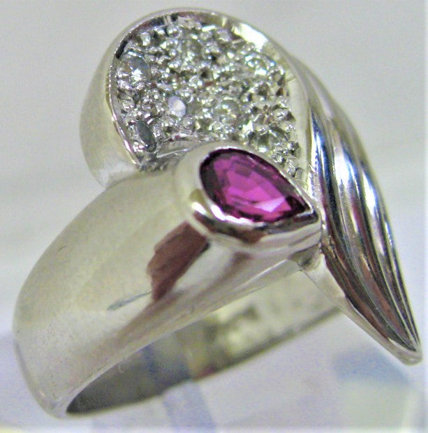 Pt900プラチナリング指輪ルビー ペアシェブ0.57ctダイヤ7ヶ0.22ct
