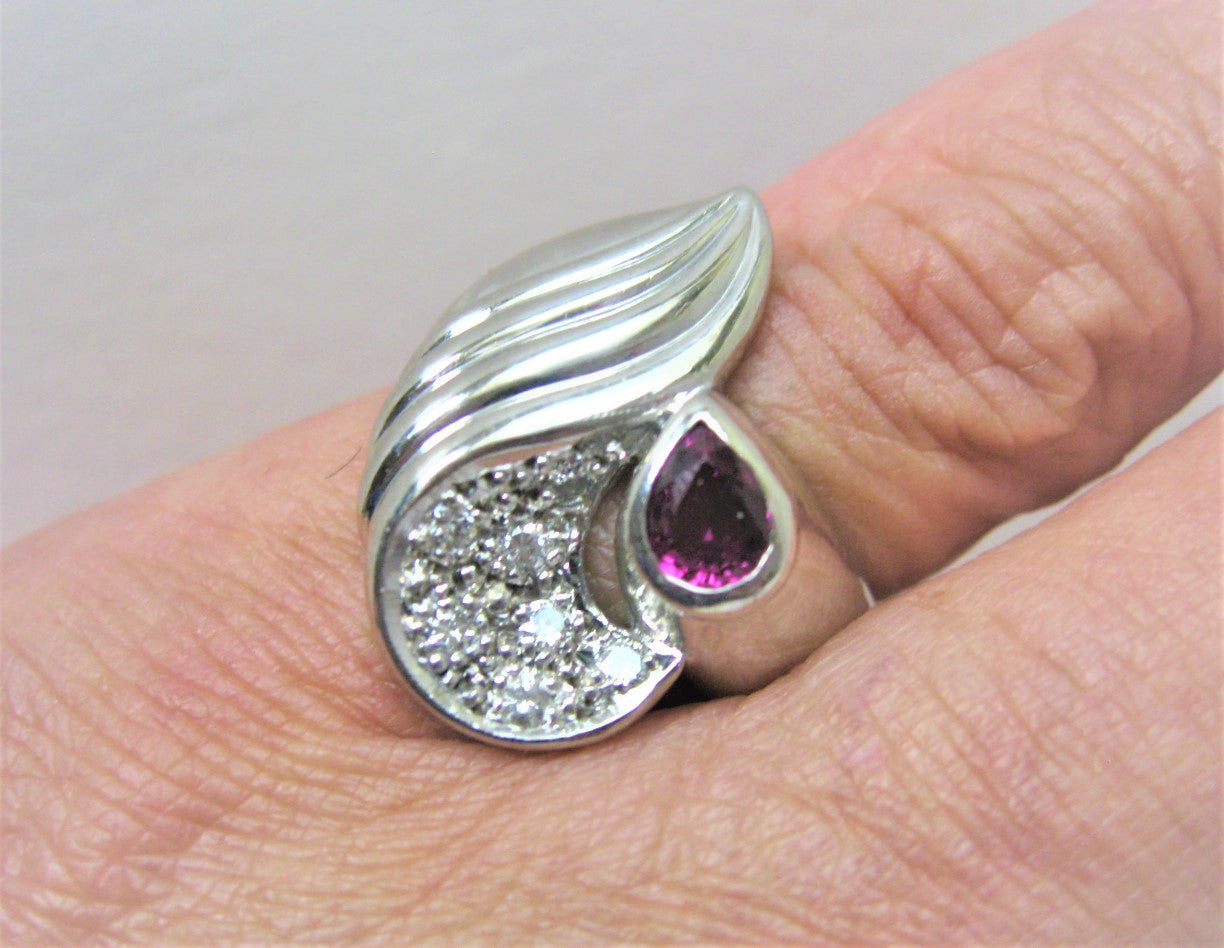 Pt900プラチナリング指輪ルビー ペアシェブ0.57ctダイヤ7ヶ0.22ct